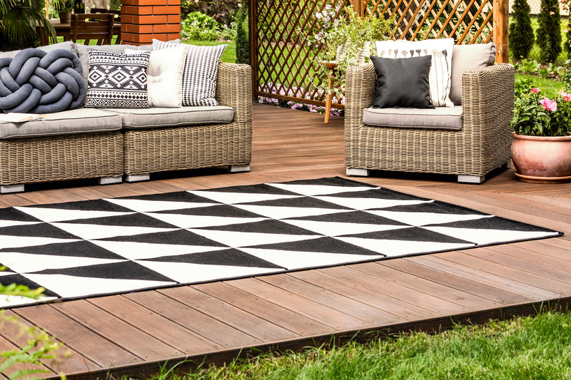 3 Tips to Maintain Your Outdoor Area Rugs This Fall Season