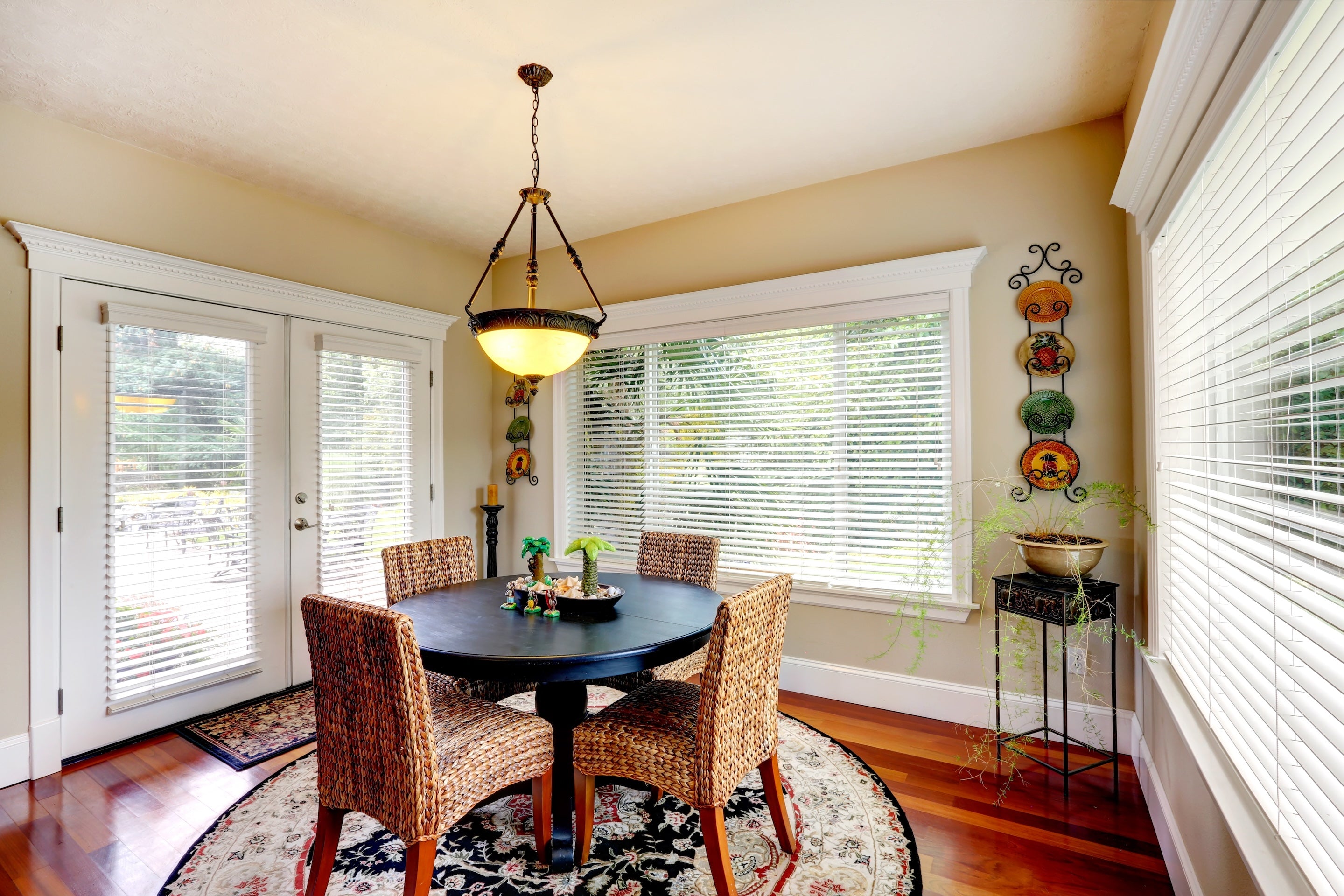 Round Area Rug For a Dining Room Table